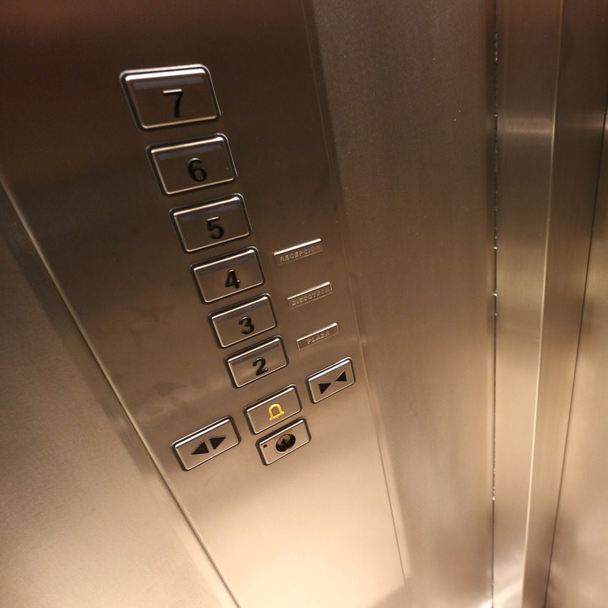 boites à boutons de la cabine d'ascenseur